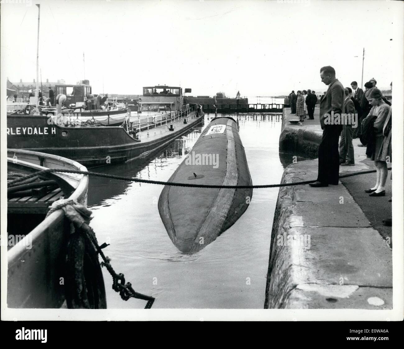 4. April 1962 - ein Dracone mit 26.000 Gallonen Kraftstoff macht experimentelle Reise auf Inland Wasser.: geschleppt von einem einzigen britischen Wasserstraßen-Schlepper, eine schwimmende Dracone, 150 Fuß lang, Wurst wie Behälter aus Nylon und tragenden 26.000 Gallonen Dieselöl, machte eine experimentelle Reise von Avonmouth Docks nach Gloucester, durch den Blick auf Schärfe. Yhe Gegenstand der Prüfung ist zu demonstrieren, unter anderem, dass Dracones in engen Wasserstraßen betrieben werden kann, Dracones 9Die Name kommt von dem alten griechischen Wort "Schlange") werden auf offenen Gewässern und Flüssen an Bord Stockfoto