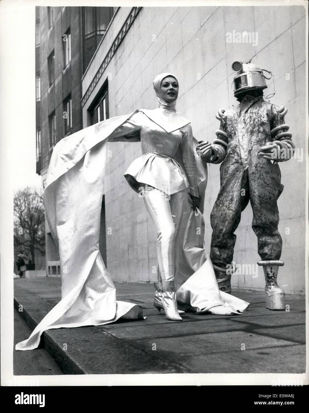 3. März 1962 - Bridal Outfits mit einem Unterschied: Nicholas Brothers, Hersteller von Brautmoden, wurde heute die neue Produktpalette in London vorgestellt. '' Neuheit '' Artikel wurden auch gezeigt. Das Foto zeigt die Firma Eindruck was die lunare Braut auf die erste Hochzeit auf dem Mond tragen kann. Nach dem Vorbild von Arlette Dobson, ist das Outfit in Silber mit abnehmbaren Zug lahm. Der Bräutigam-Outfit ist komplett mit Weltraumhelm. Stockfoto
