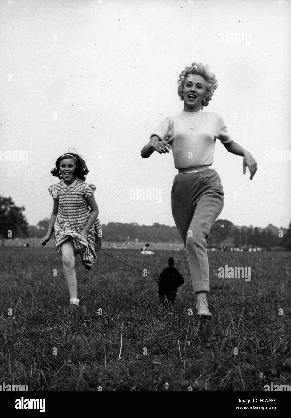 Schauspielerin Carole Lesley spielt im Park mit kleinen Schwester Stockfoto