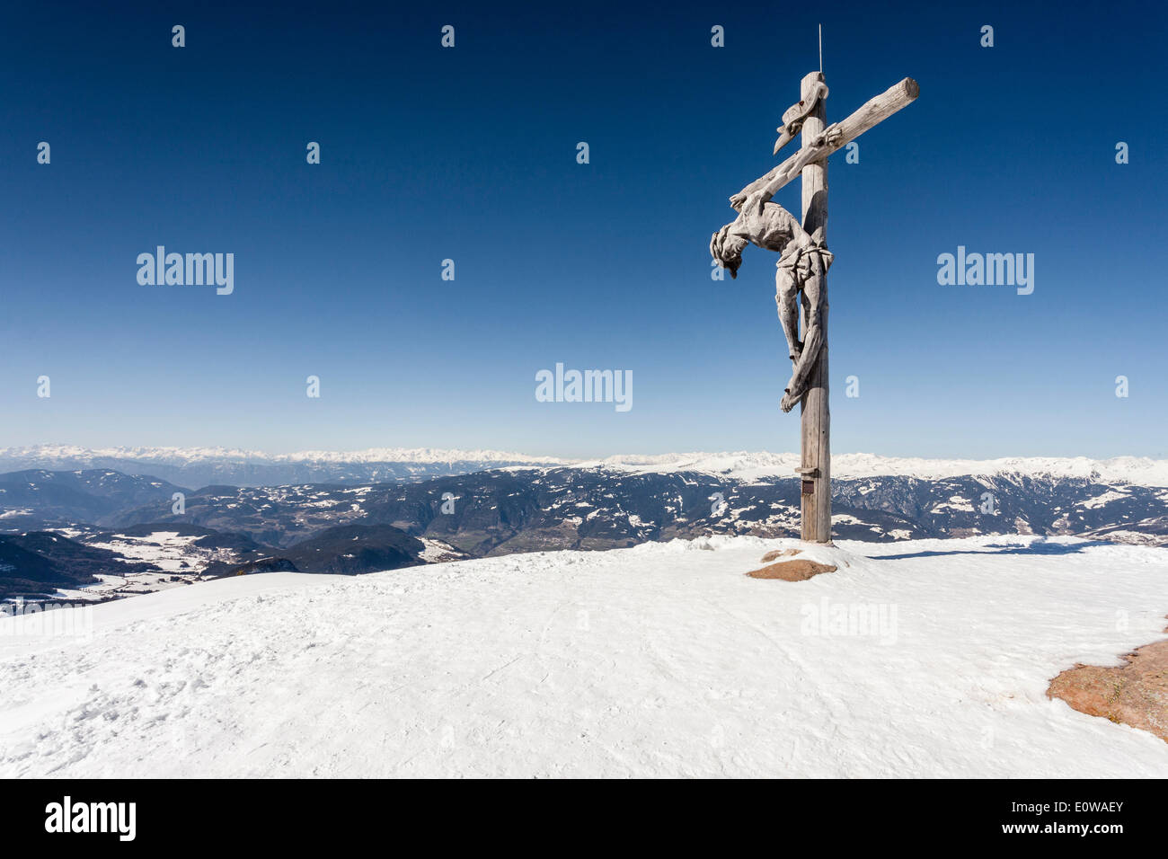 Gipfelkreuz auf der Raschötz oder Raschötz Berg, Tal Val Gardena, Eisacktal Tal auf der Rückseite, Südtirol Stockfoto