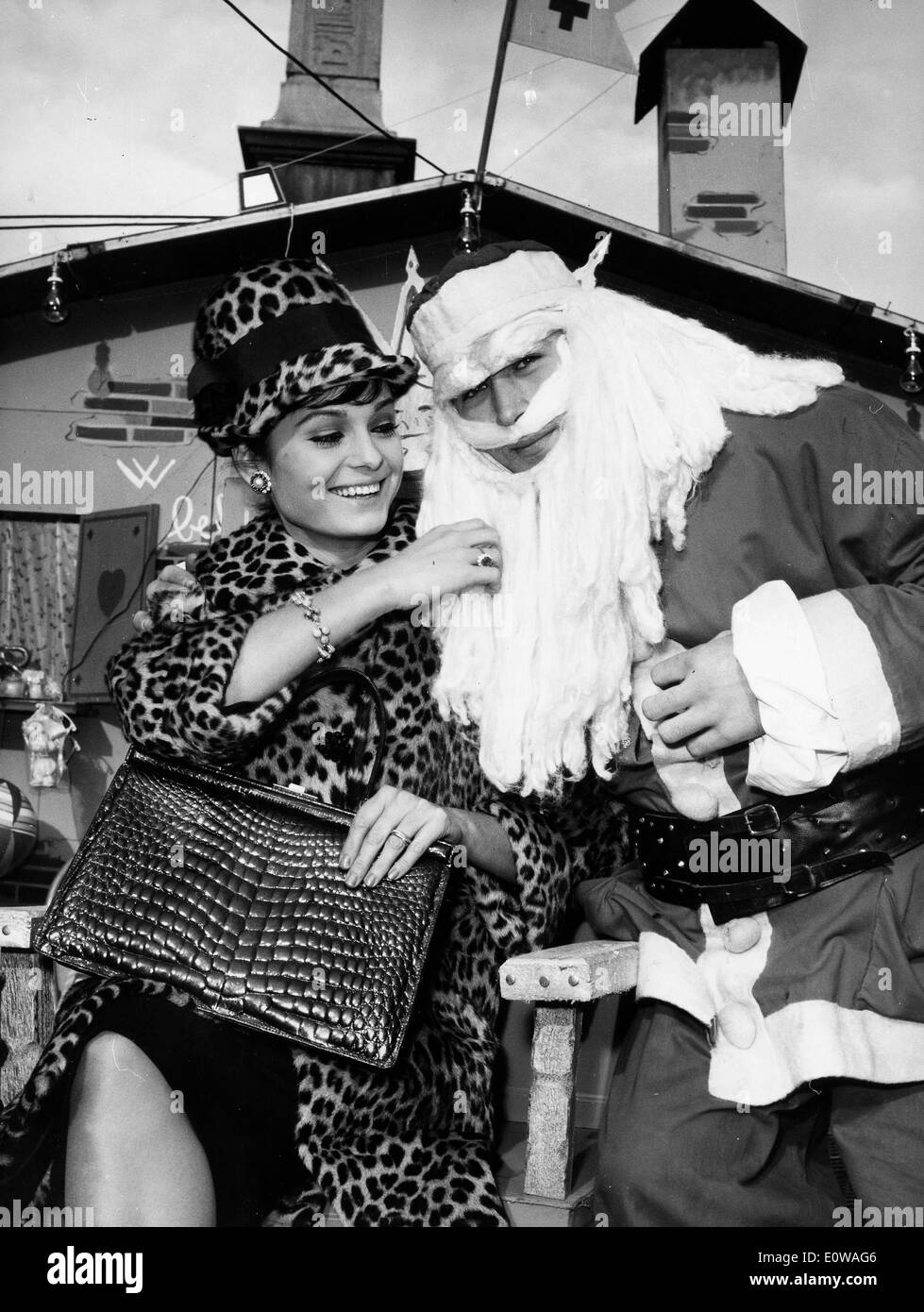Schauspielerin Daliah Lavi mit Santa Claus Stockfoto