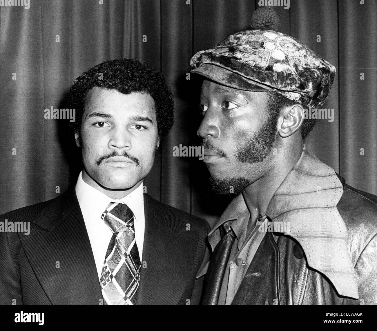 Boxer John Conteh bei einer Veranstaltung mit einem Freund Stockfoto