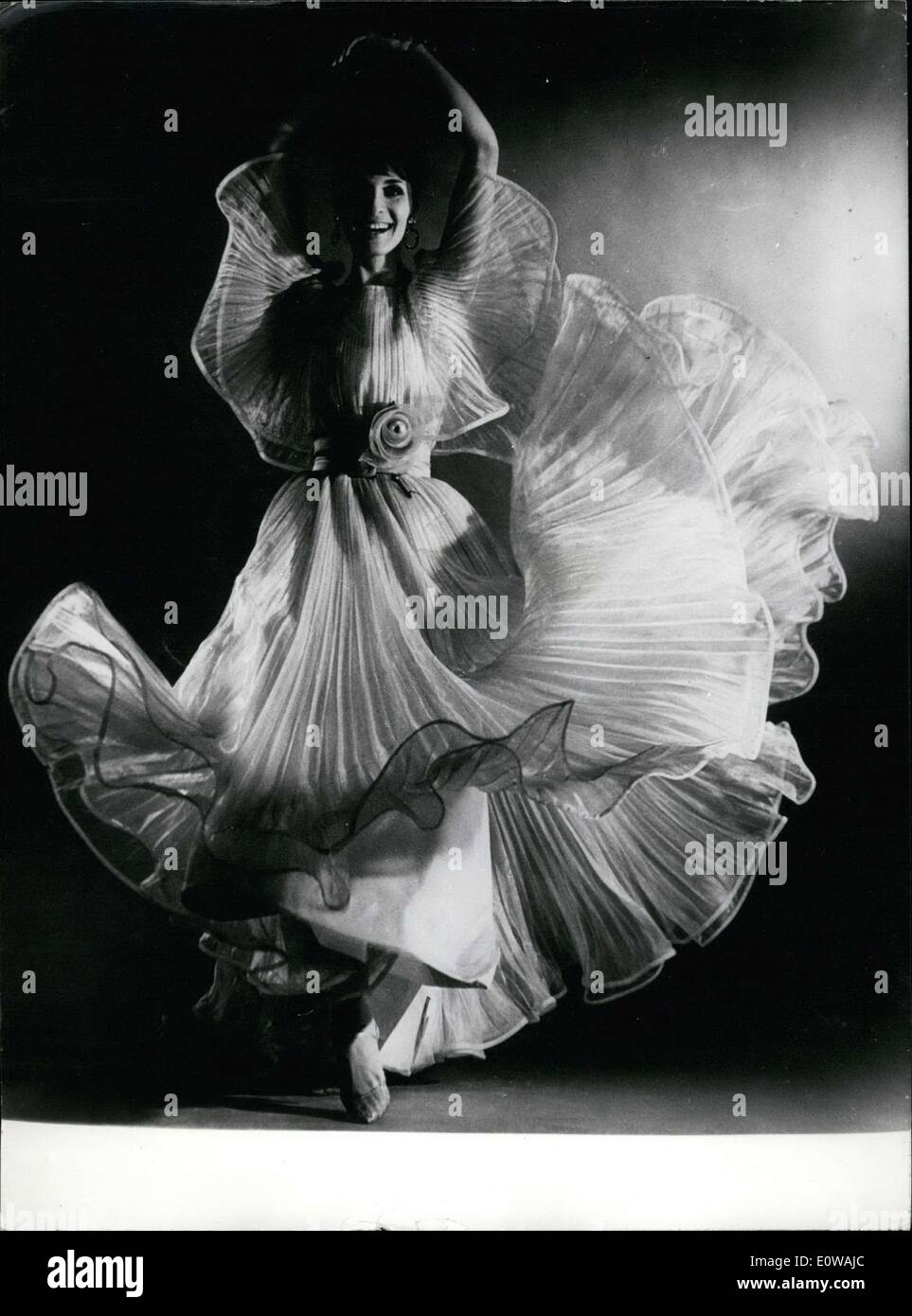 20. März 1962 - plissiert Nina Ricci Musselin Abendkleid Stockfoto