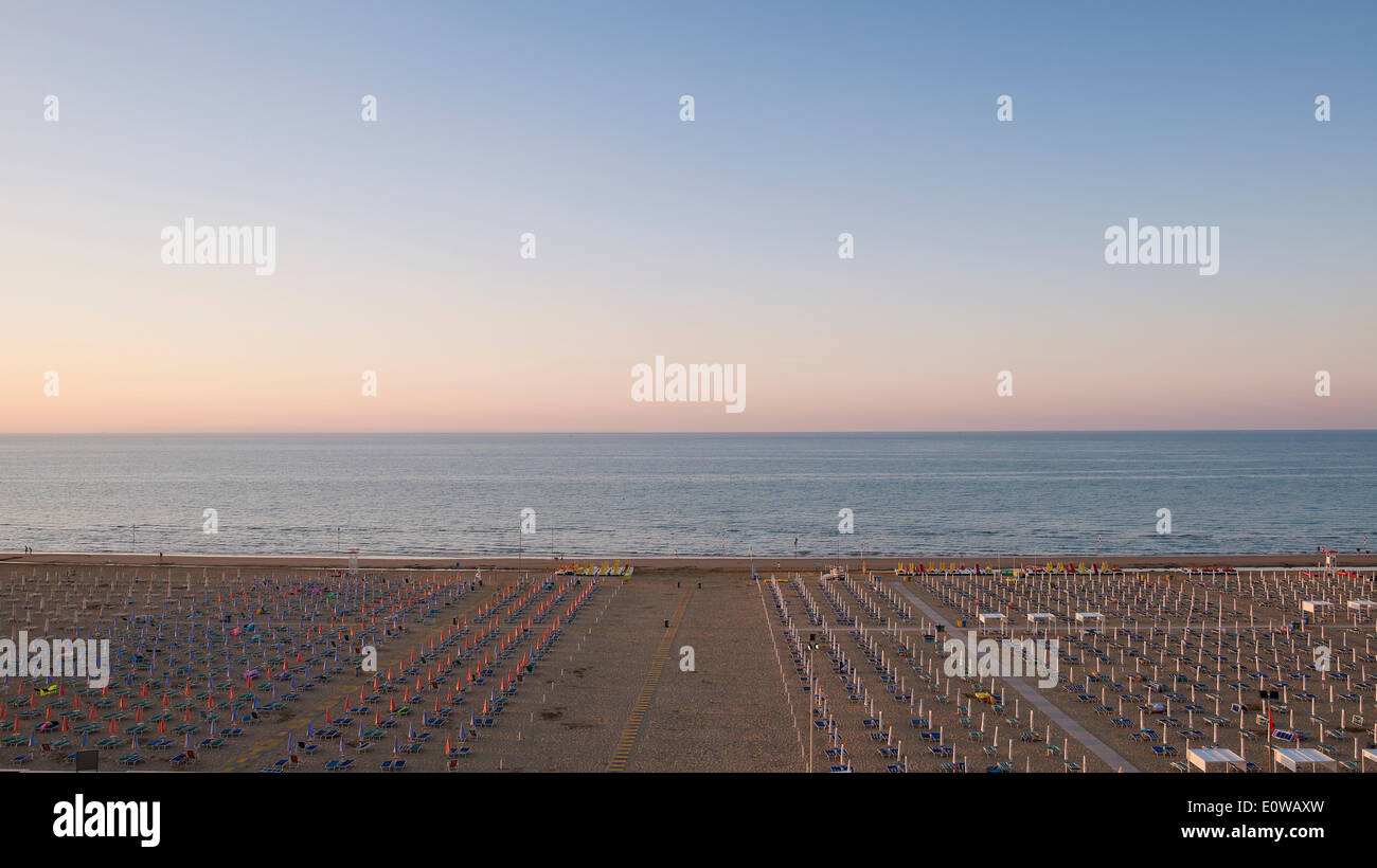 Blick auf einen Strand mit Sonnenschirmen und Sonnenliegen, 07:00, Bild 3 von 9, Lignano Sabbiadoro, Provinz Udine, Adria, Italien Stockfoto