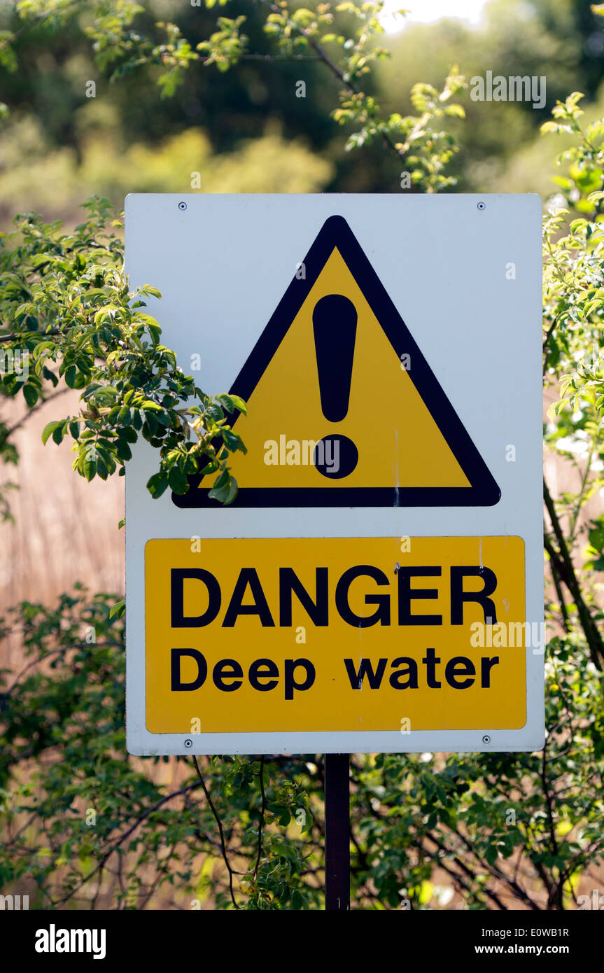 Gefahrenzeichen Tiefenwasser unterzeichnen, Blythe Valley Nature Reserve, Shirley, West Midlands, England, UK Stockfoto