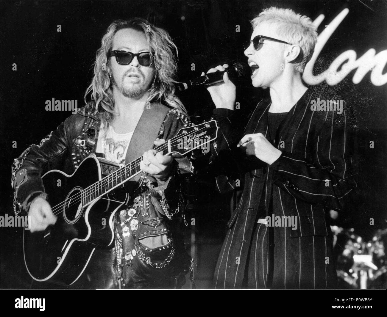 Sängerin Annie Lennox Durchführung begleitet von einer Gitarre Stockfoto