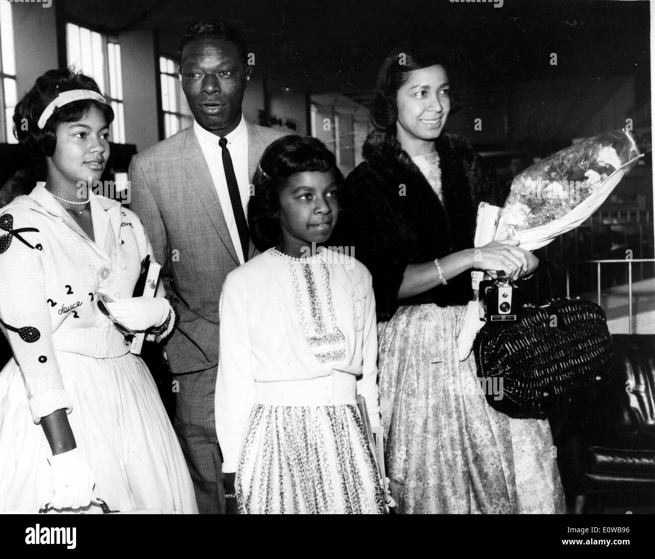 Musiker Nat King Cole und seine Familie warten, um jemanden zu begrüßen Stockfoto