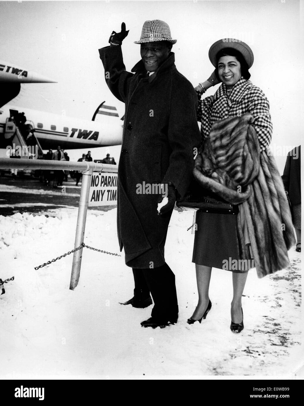 Musiker Nat King Cole am Flughafen mit Frau Maria Hawkins Ellington Stockfoto