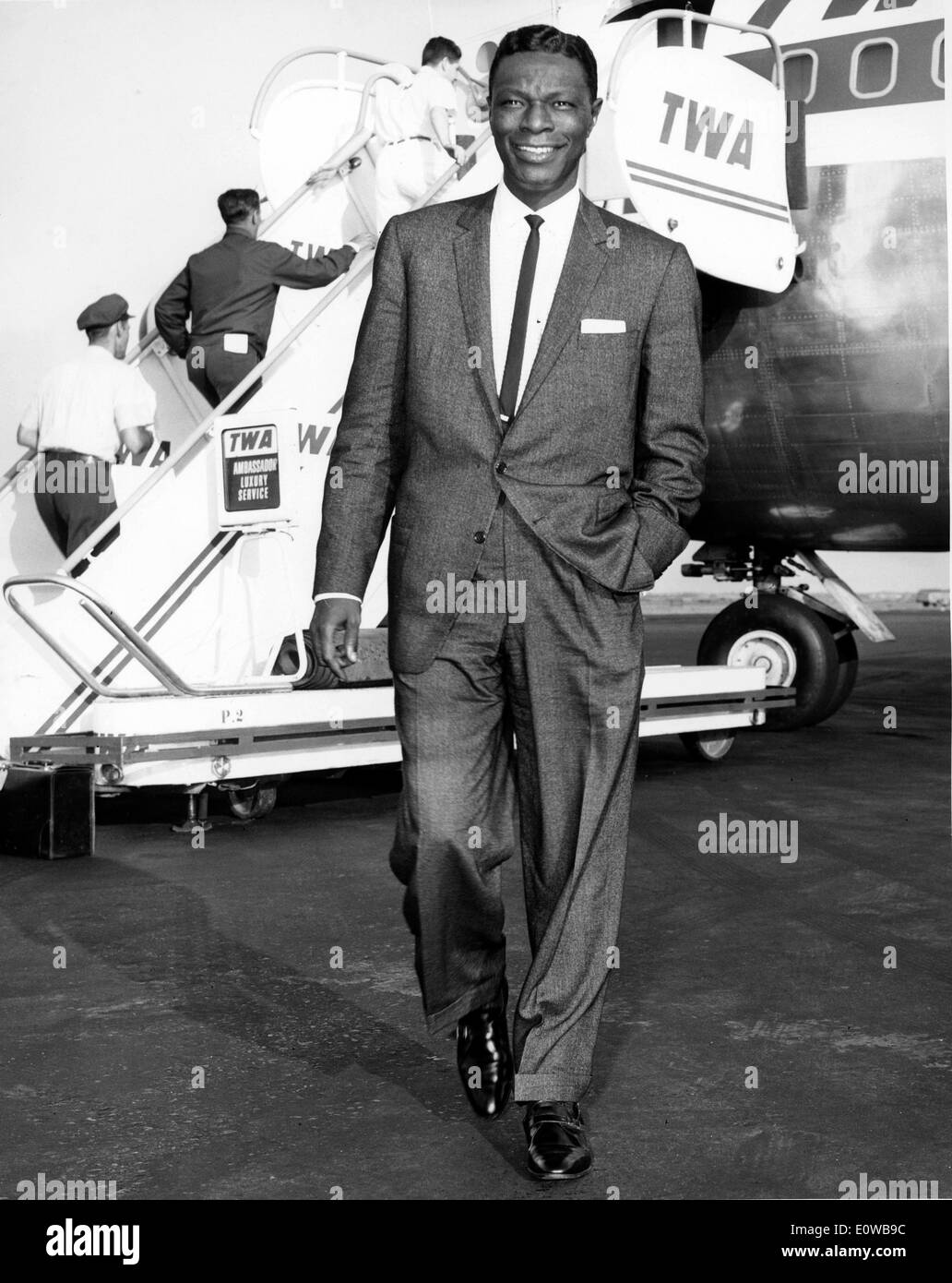 Musiker Nat King Cole vor dem Einsteigen in ein Flugzeug Stockfoto