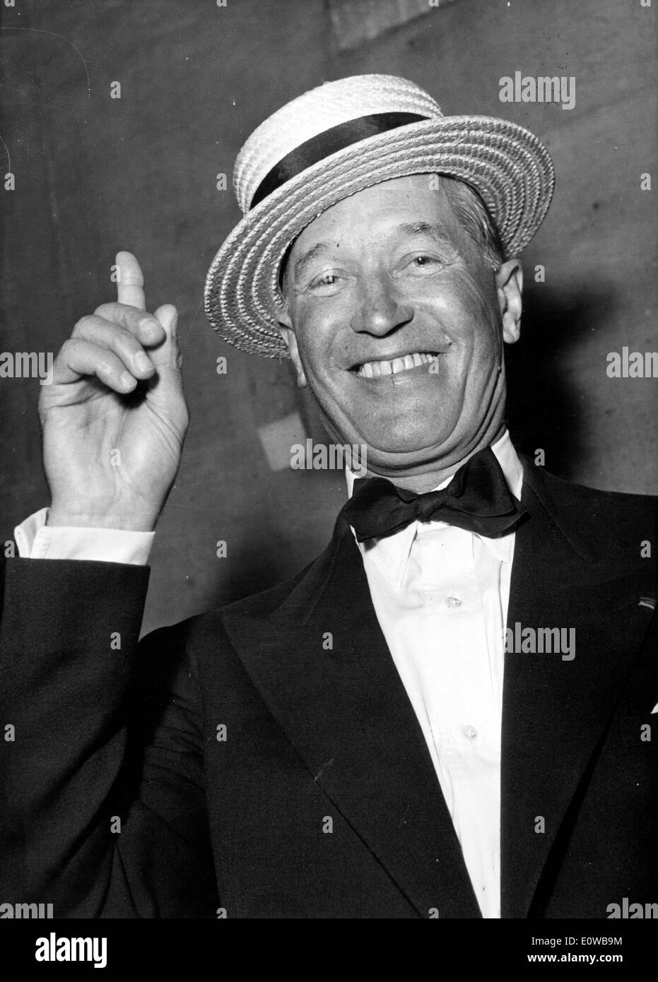 Schauspieler Maurice Chevalier in seiner Signatur Strohhut Hut Stockfoto