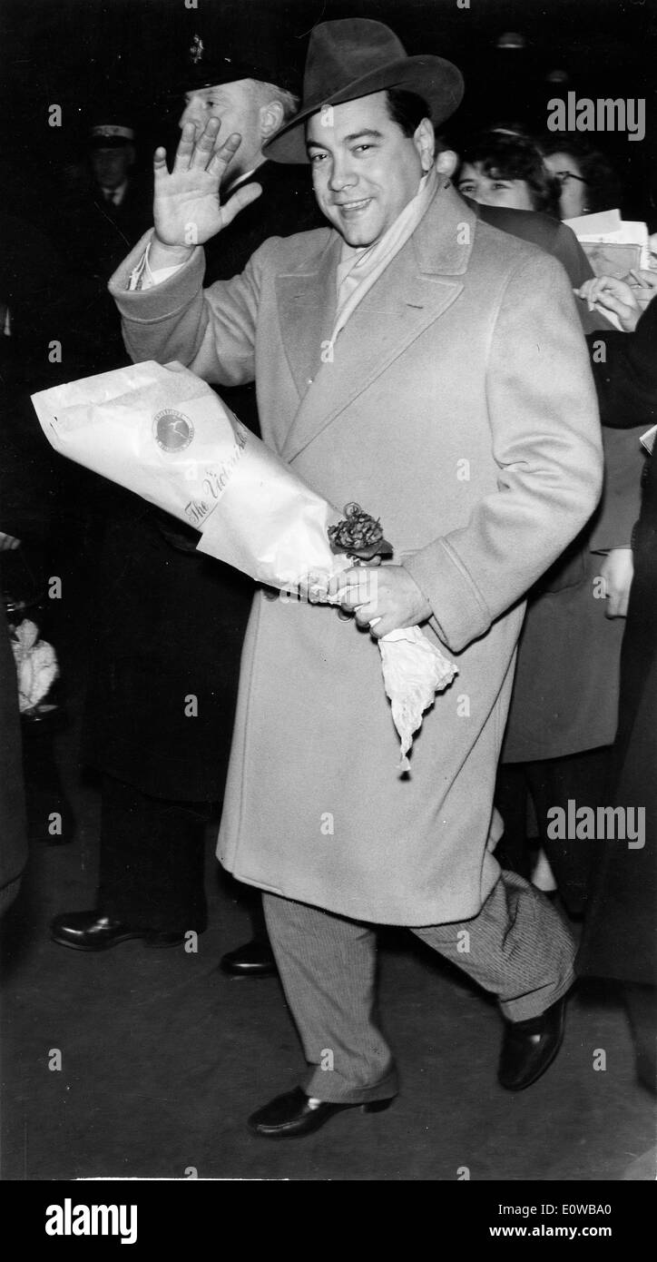 Sänger Mario Lanza mit einem Blumenstrauß Stockfoto
