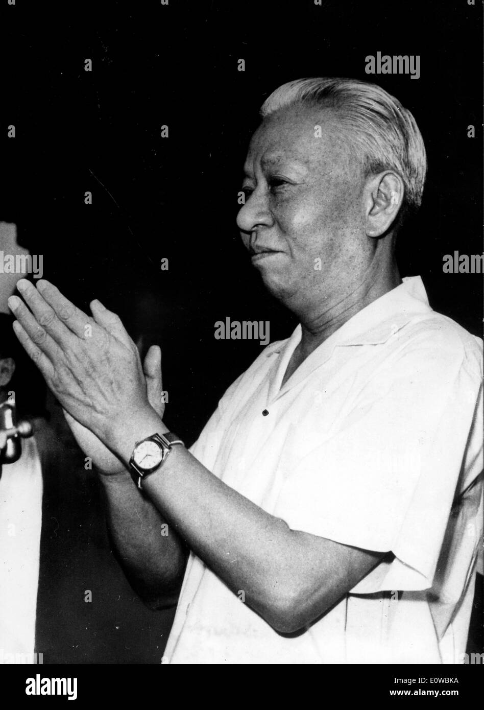 Vorsitzender Liu Shaoqi klatscht bei einer Veranstaltung Stockfoto