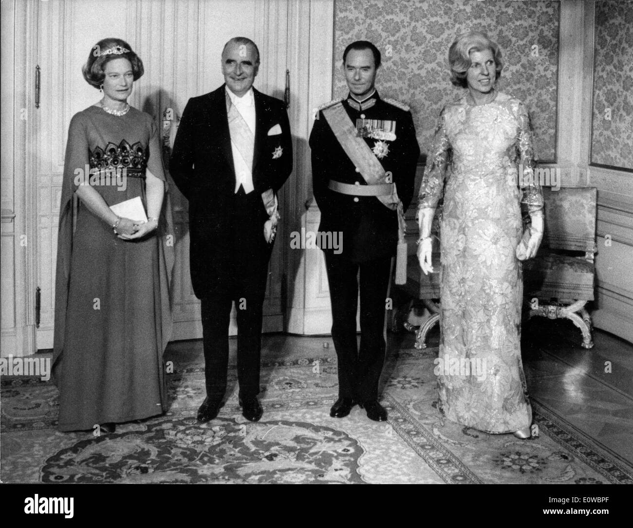 Georges Pompidou stehen mit anderen bei einem Empfang Stockfoto