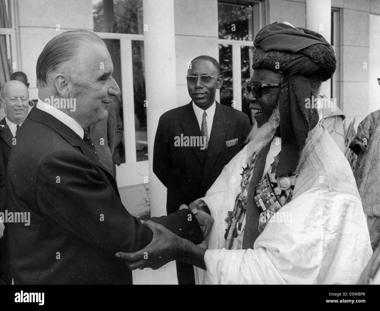 Präsident Georges Pompidou trifft senegalesischen Krieger Stockfoto