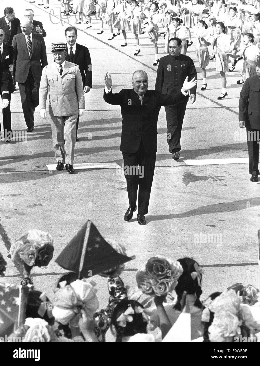 Georges Pompidou wird in China von der Öffentlichkeit begrüßt. Stockfoto