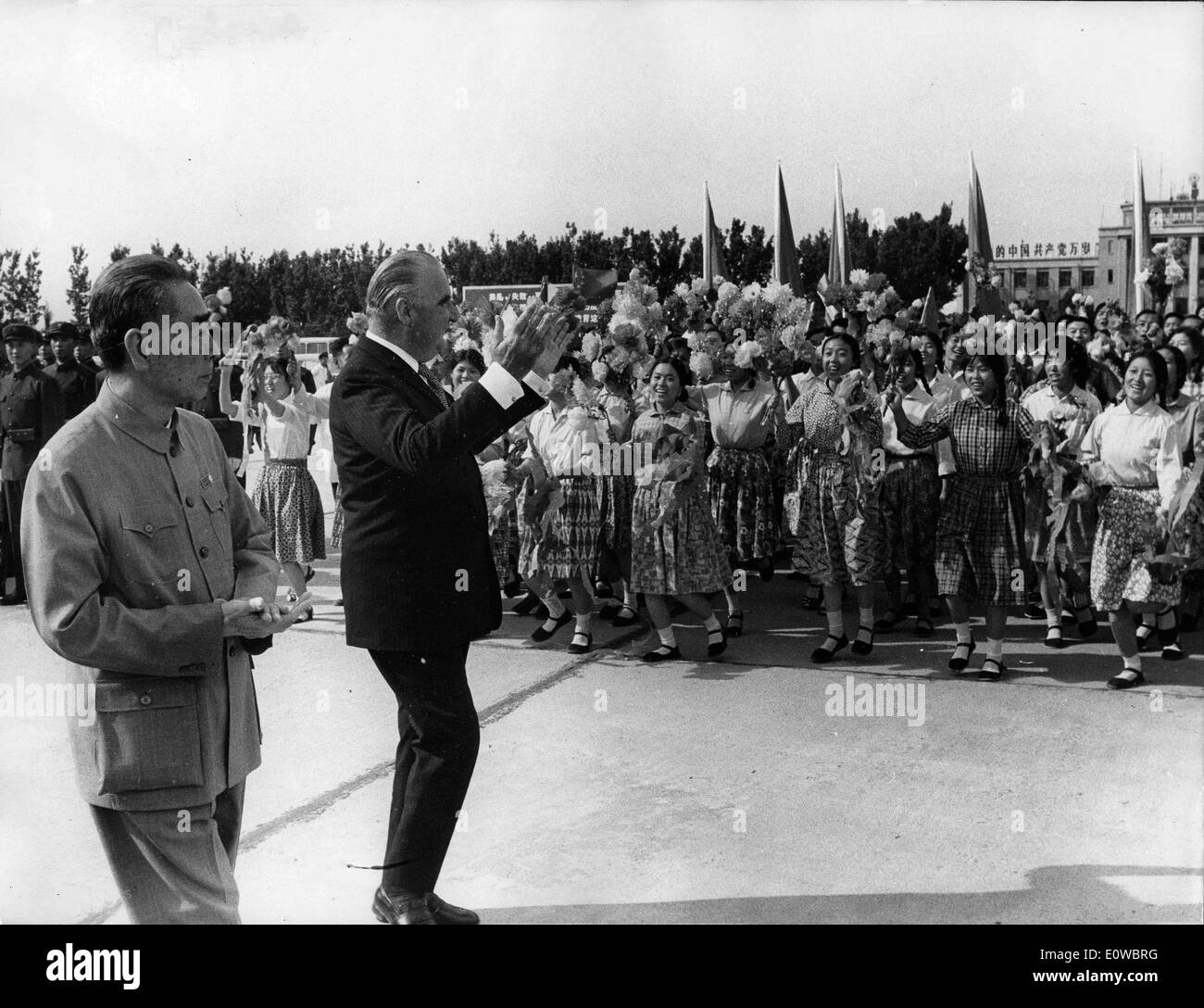 Georges Pompidou wird nach China von Zhou Enlai begrüßt. Stockfoto