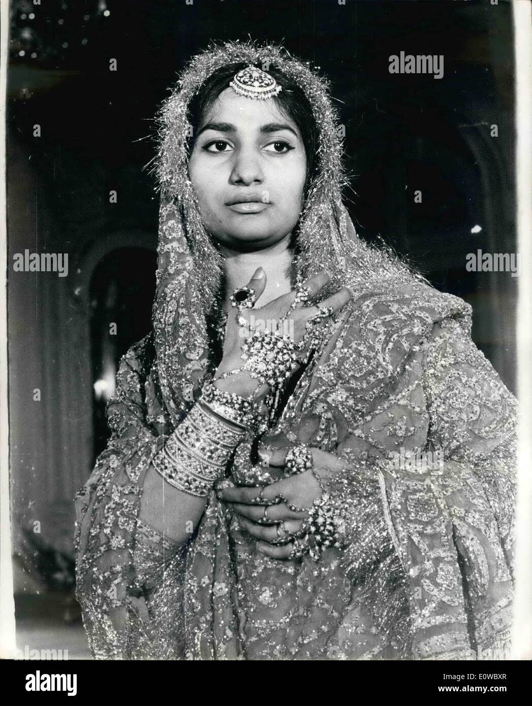 17. April 1962 - 17.04.62, die £22.000 Kleid. Hier ist ein Modell mit einem Unterschied. Frau Safia Fayyaz, 25 - Jahre alten pakistanischen Schönheit ist nicht nur wohlhabend genug, um die £7.500 goldene Hochzeitskleid zu kaufen, die, das Sie auf dem Bild trägt, sie tatsächlich besitzt es. Die £15.000 Wert von Schmuck, die mit ihr verbundene sind auch ihr. Sie, ihre Mutter und Großmutter, waren alle verheiratet in das Kleid. Frau Fayyaz, Frau eines Millionärs und Tochter des reichsten Mannes in Pakistan, kam nach England mit 10 anderen pakistanischen Gesellschaft Frauen Modell in einer Modenschau in London Hotel letzte Nacht Stockfoto