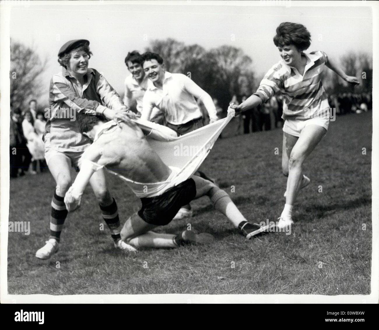 17. April 1962 - Kampf der Geschlechter im Rugby Pitch - A Rugby Match zwischen 30 Mädchen und 15 Jungs, alle Schüler im Südwesten Stockfoto