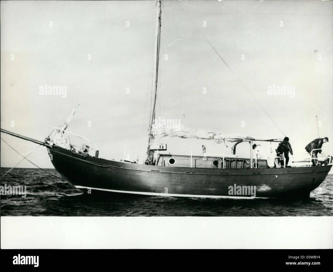 18. April 1962 - hat Henry de Monfreid zum Meer wieder aufgenommen. Der berühmte 82 Jahre alte Schriftsteller links von Franqui Aude an Bord sein Stockfoto