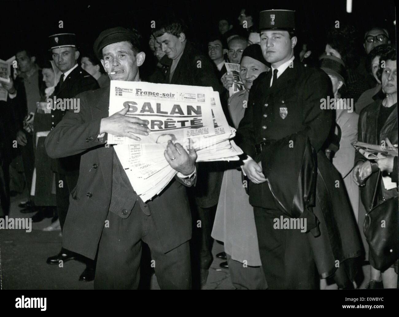 21. April 1962 - Mann Verkauf von Zeitungen, die Detaillierung General Salan Verhaftung Stockfoto