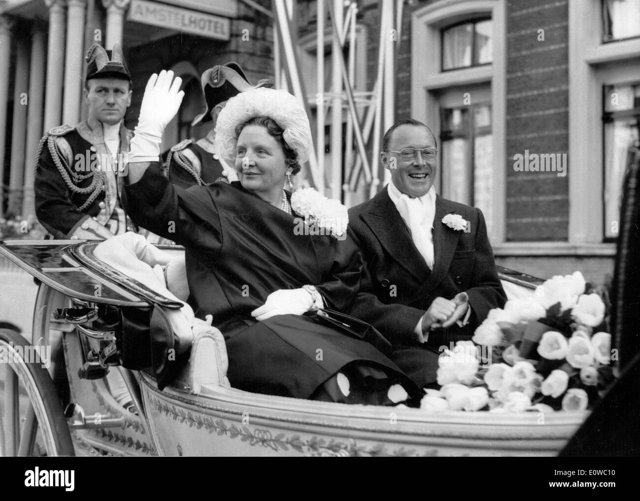 Königin Juliana und Prinz Bernhard in der Kutsche Stockfoto