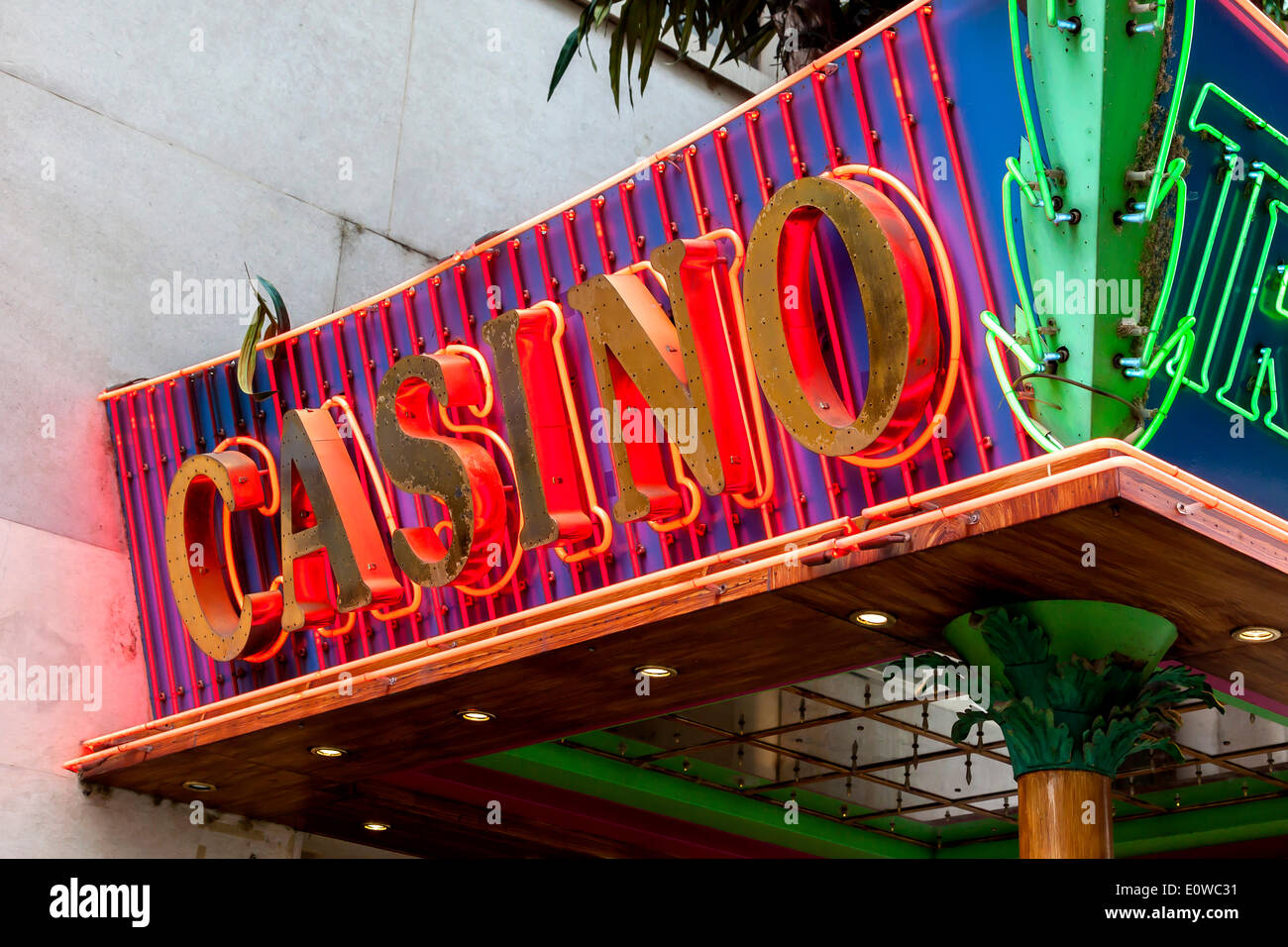 Leuchtreklamen, "Casino"-Schriftzug, Budapest, Ungarn Stockfoto
