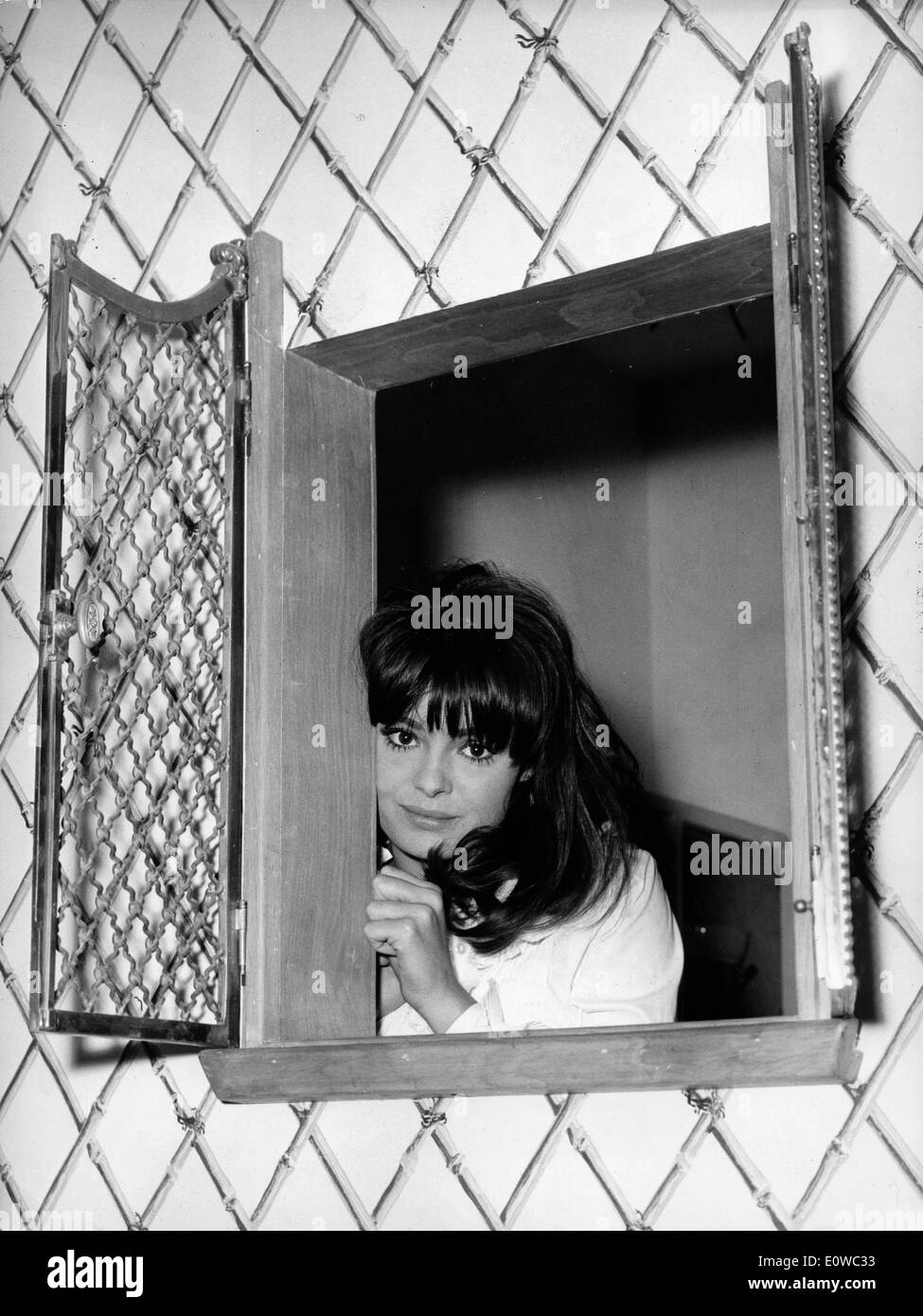 Schauspielerin Daliah Lavi spähen aus dem Fenster Stockfoto