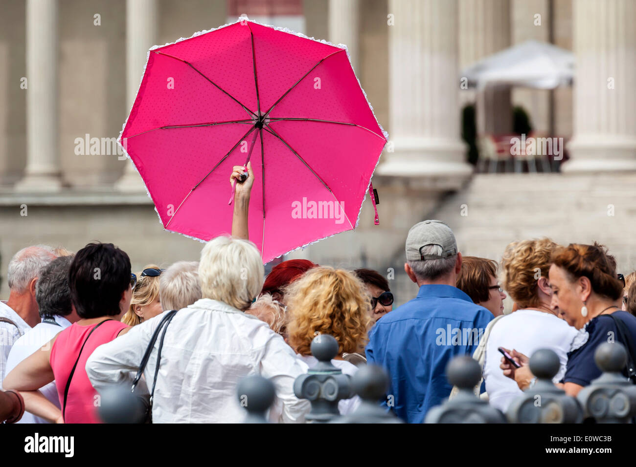 Gruppe von Touristen mit einem Reiseführer hält einen rosa Regenschirm, Budapest, Ungarn Stockfoto