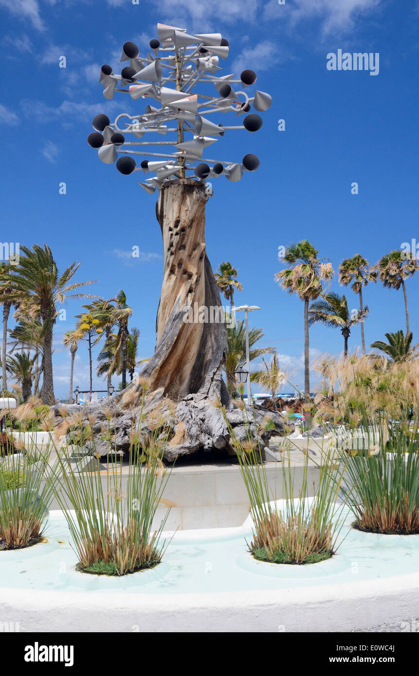 Moderne Windspiele, Stahl und Aluminium, auf dem Lago de Martianez, Artwork von Cesar Manrique, Puerto De La Cruz, Teneriffa Stockfoto