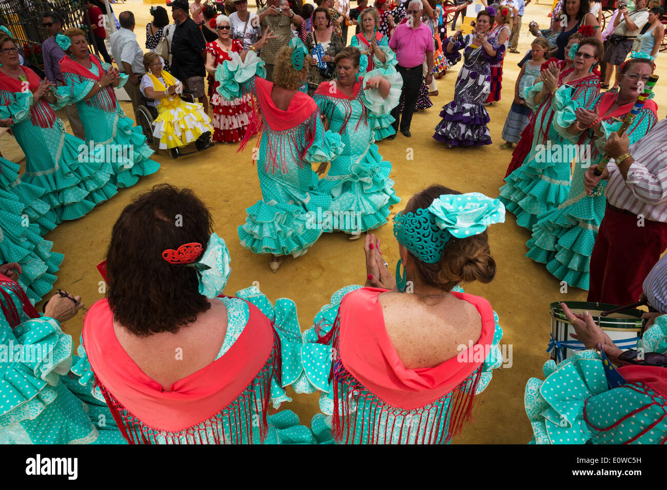 Frauen tragen Zigeuner Kleider führen traditionelle andalusische Tänze auf der Feria del Caballo, Jerez De La Frontera Stockfoto