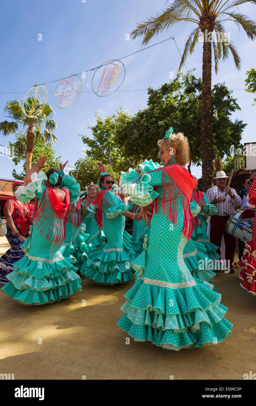 Frauen tragen Zigeuner Kleider führen traditionelle andalusische Tänze auf der Feria del Caballo, Jerez De La Frontera Stockfoto