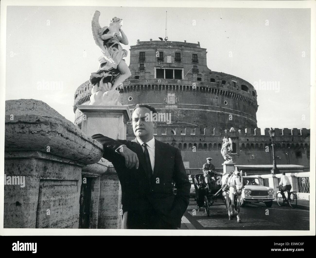 05. Mai 1962 - Raymond Pellegrin gut - kennen französisch Schauspieler Interpret vieler wichtiger Filme in Rom angekommen, um in ''Venere Imperiae''' eine französisch - italienische coo-Produktion, wo er die Rolle von Napoleon, Co-Star Ring mit Gina Lollobrigida unter der Leitung von Jean Dellannoy, Das letzte Mal, als R. Pellegrin nach Rom kam, war es ein Jahr her, aber sie hatte er keine Gelegenheit, die Stadt zu besuchen, heute nahmen wir ihn zum Schloss santangele und er war überrascht, all diese schönen Antiquitäten zu bewundern, die im Schloss santangelo gezeigt werden Stockfoto
