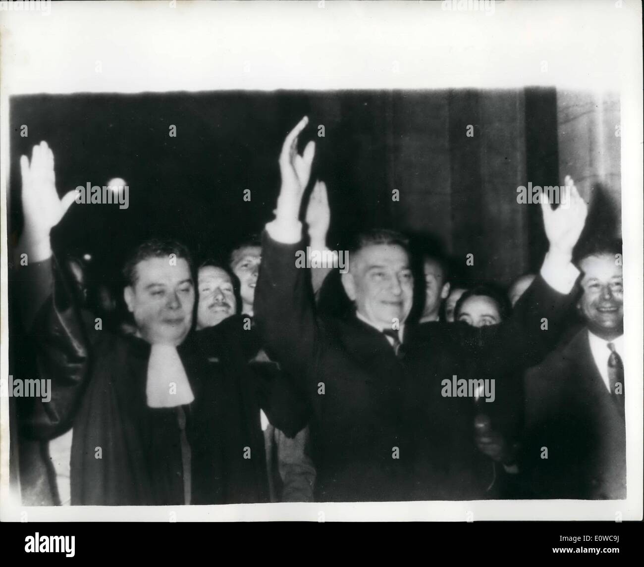 5. Mai 1962 - Salan verschont Todesstrafe: Maitre Tixier-Vignancour (rechts) und M. Pierre Menuet, Ex-General Salan Anwälte werfen ihre Hände in Freude nach der Satz von lebenslanger Haft gestern in Paris auf den 62 Jahre alten OAS Führer verabschiedet wurde. Stockfoto