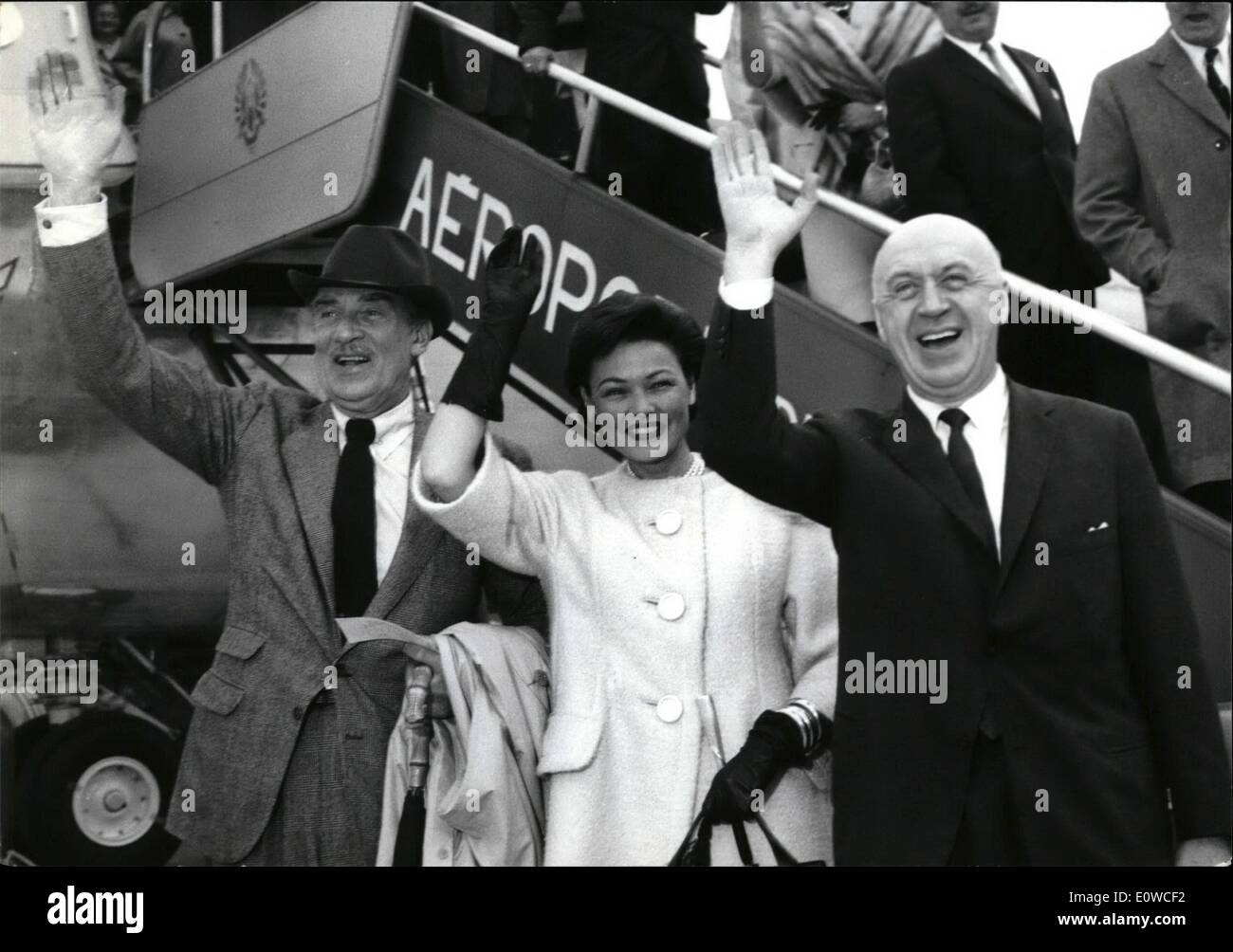 5. Mai 1962 - Otto Preminger und seine zwei Schauspieler in seinem Film '' Gewitter in Washington,'' Gene Tierney und Walter Pigeon, in Paris ist heute angekommen. Morgen gehen sie an der La Croisette in Cannes. Publikum applaudiert, Hitler, Wilhelm-Platz, München, Deutschland Stockfoto