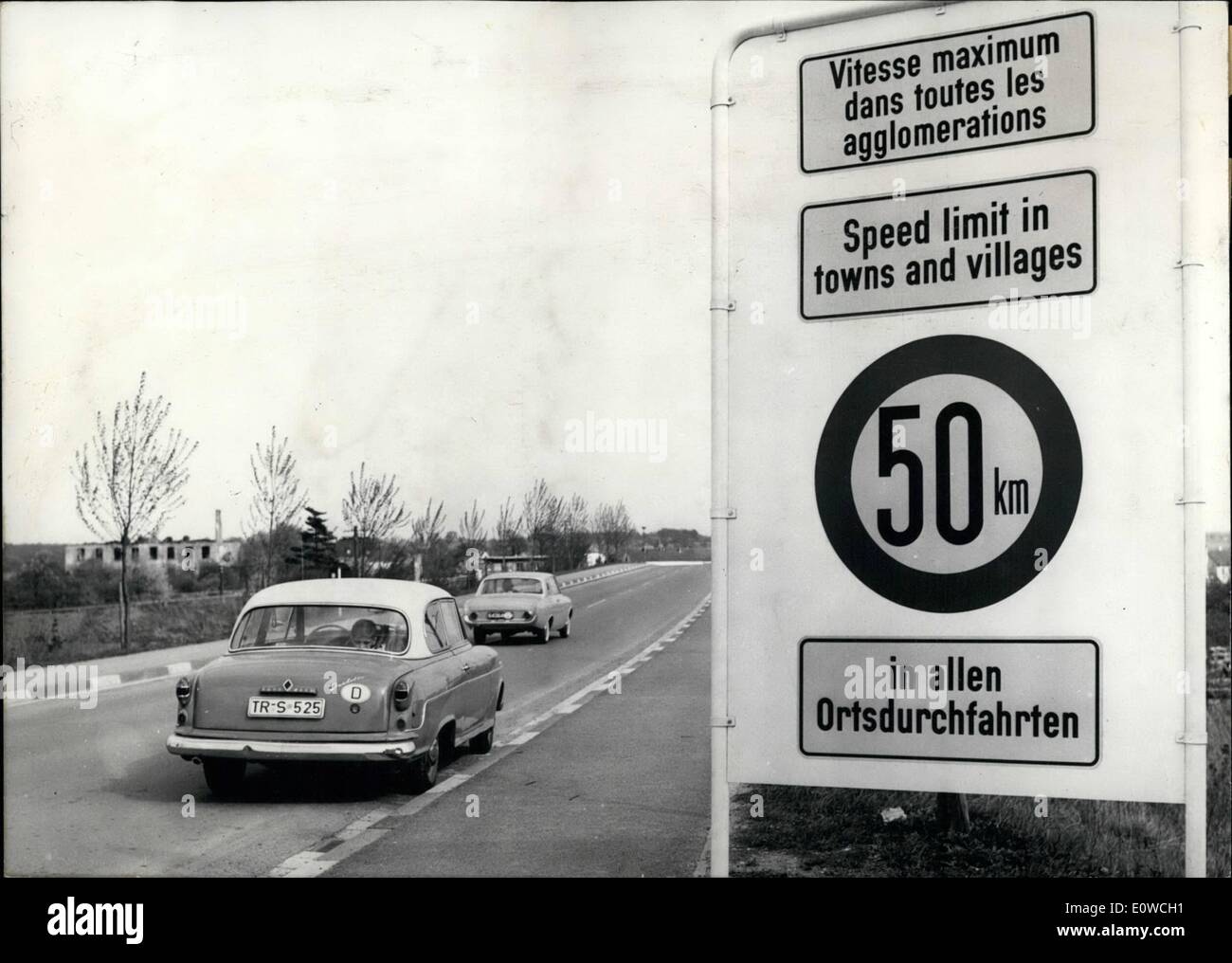 5. Mai 1962 - um Ausländer an das Tempolimit von 50 km/h... zu informieren wurde hat, in Deutschland in Dörfern oder Städten, ein Zeichen - in drei Sprachen - geschrieben zu halten am Grenzübergang Remich-Deutschland-Luxemburg errichtet. Stockfoto