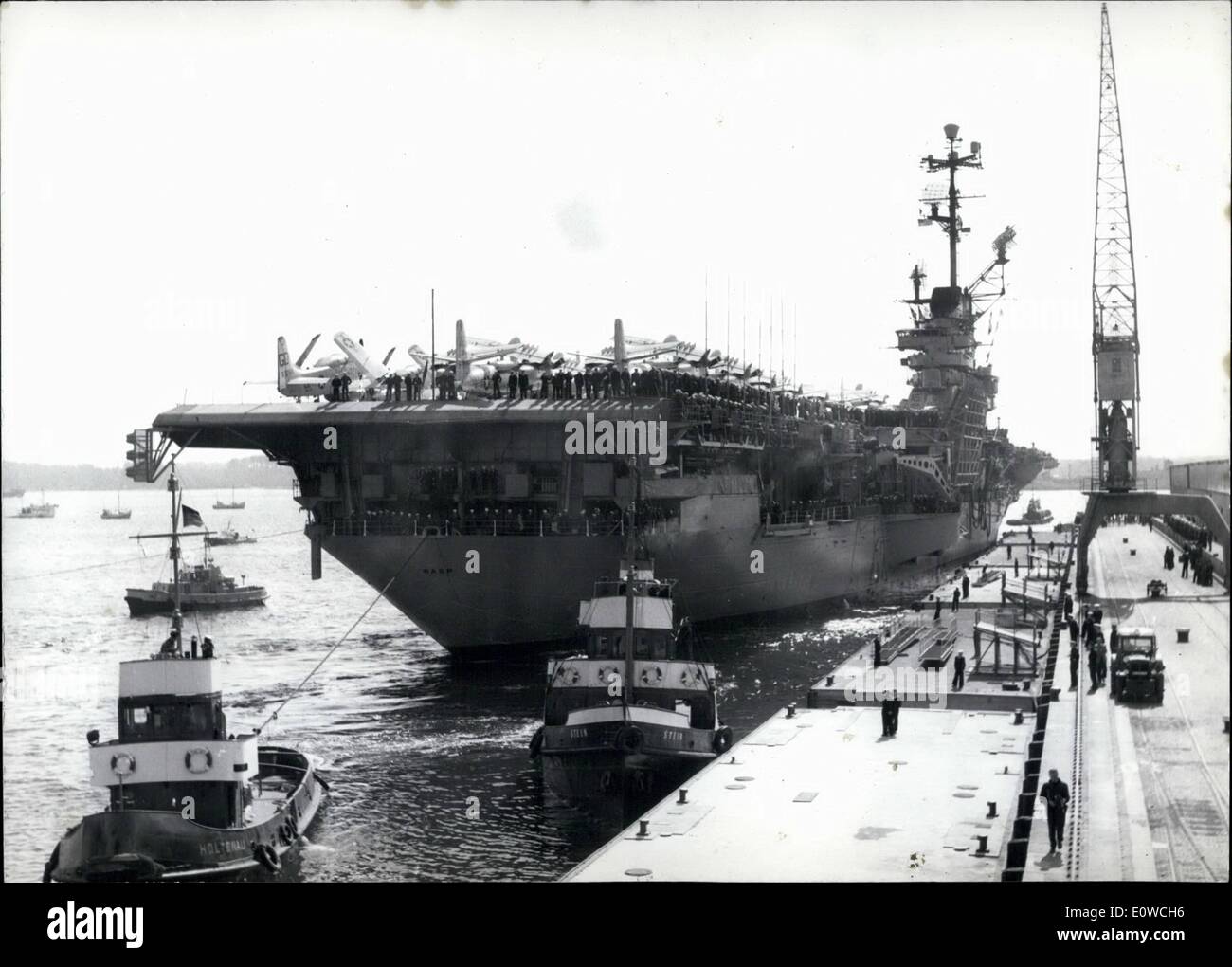 5. Mai 1962 - landete der amerikanische Flugzeugträger '' Wespe '' in der Kieler '' Scheernhafen'', heute Morgen. Die "Wespe" gehört zur Marine Bildung von elf Kriegsschiffe, die für zehn Tage Besuch an der deutschen Ostseeküste angekommen ist. 5000 Marines freuen sich für Ausgaben rund 2,14 Millionen Mark in Kiel, Flensburg und Lübeck, in erster Linie für Bier. Das Foto zeigt die amerikanische Flugzeugträger '' Wespe '' angekommen, heute Morgen für einen zehntägigen Besuch im Kieler Hafen. Stockfoto