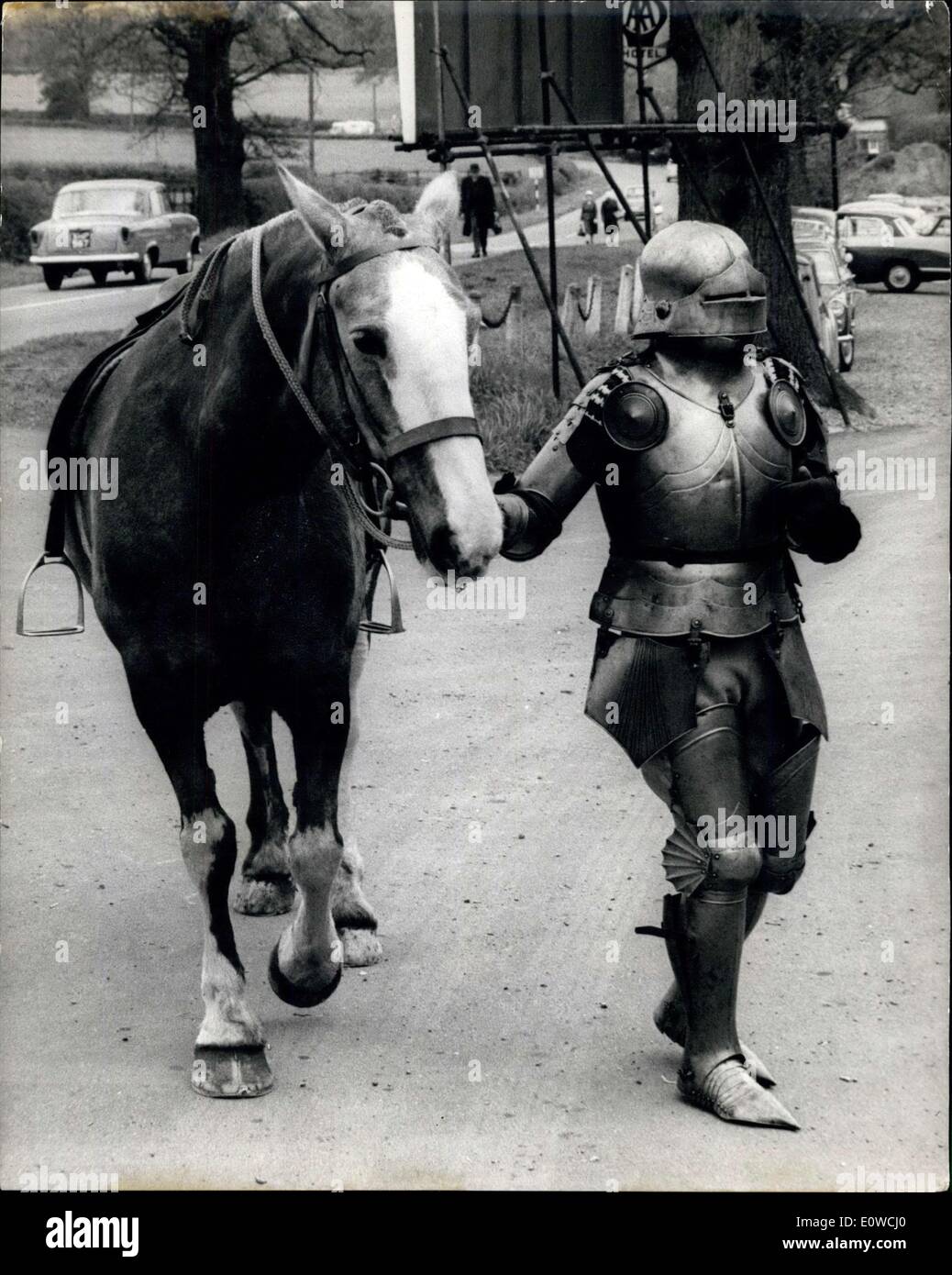 9. Mai 1962 - und das Pferd ging auch der Ritter - ist eine Dame: dieses sehr ungewöhnliche Bild wurde aufgenommen im Chesford Grange, Kenilworth wie ein Ritter komplett mit authentischen Rüstungen kommt in den Midlands Antiquitätenmesse. Seltsamerweise ist der "Ritter" eine Frau, weil die Rüstung war zu klein, um von einem Mann getragen werden und die Frau anonym bleiben wollte. Stockfoto