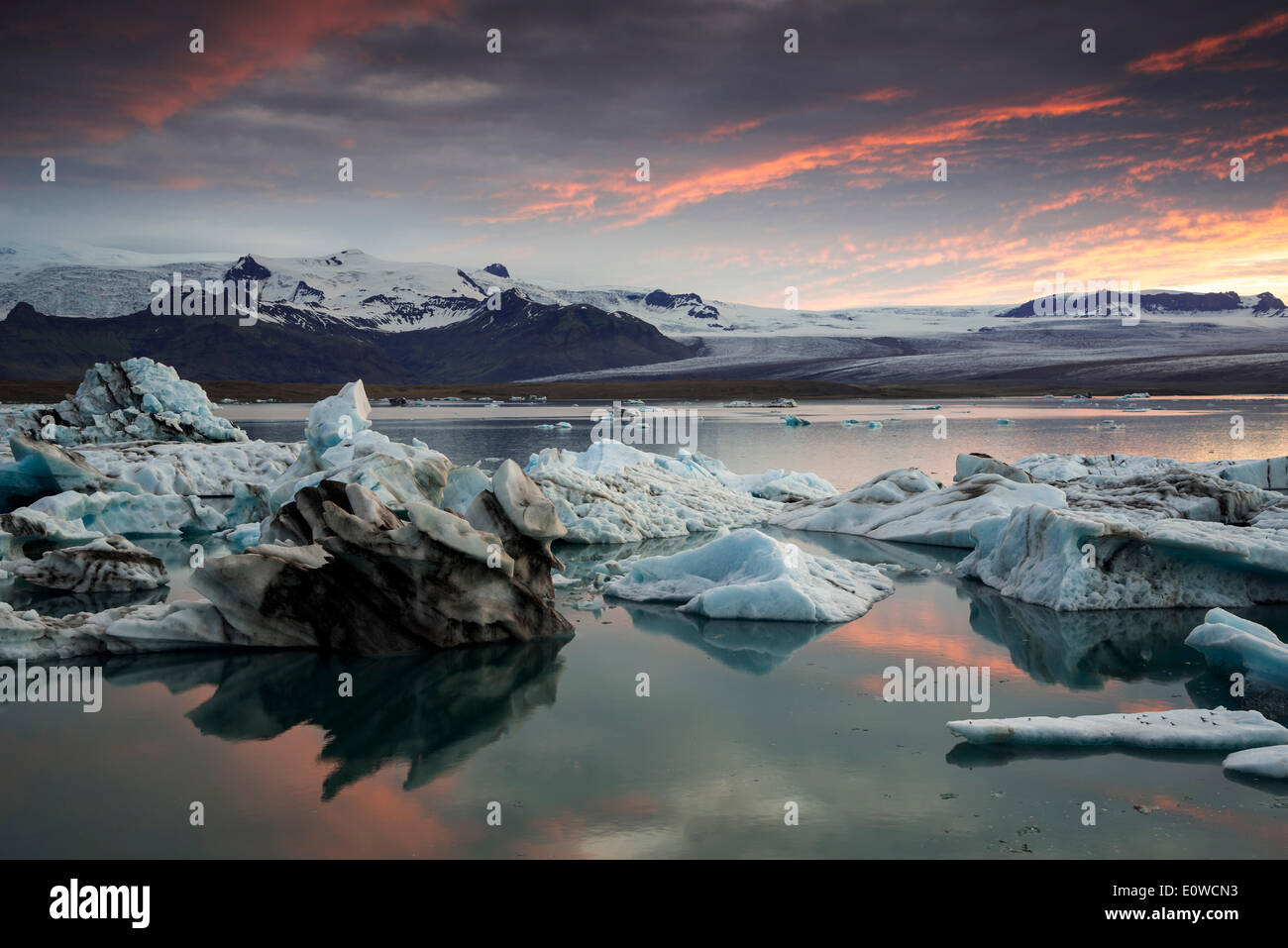 Eisberge, Gletscherlagune Jökulsárlón im Abendrot, Gletscher Vatnajökull, Austurland, East Island, Island Stockfoto