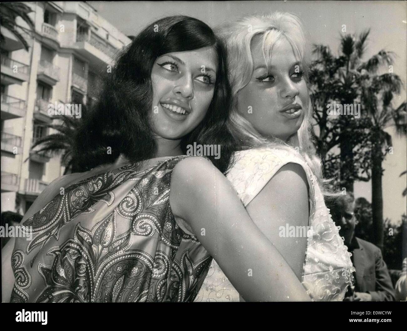 18. Mai 1962 - Tänzerin Leontine Snel und Komiker Barbar Valentin in Cannes Stockfoto