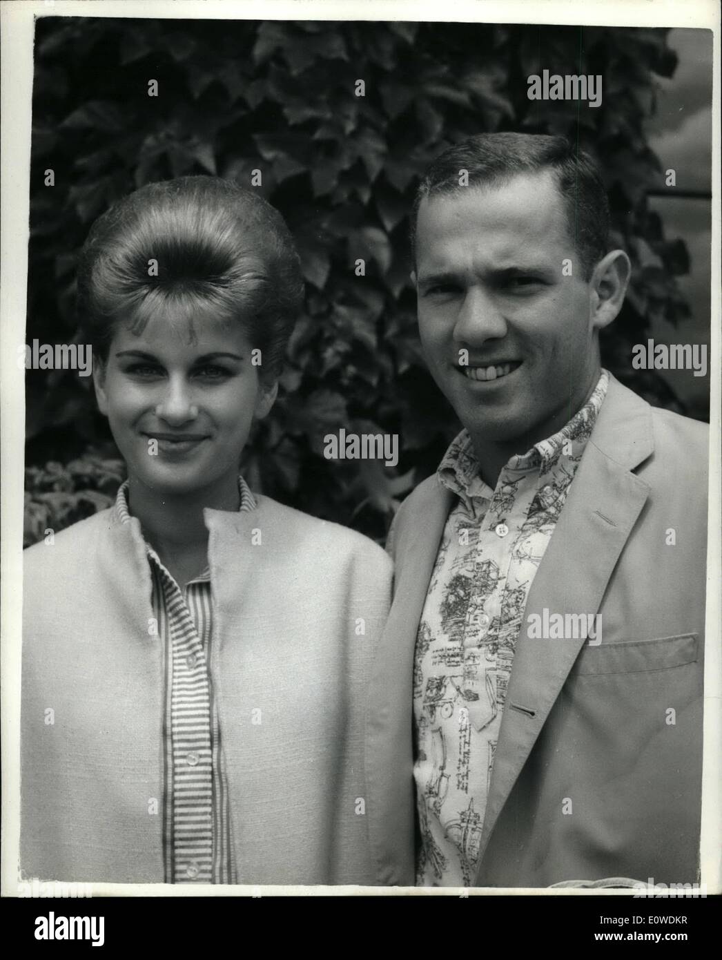6. Juni 1962 - Wimbledon 1962 - erster Tag '' Chuck'' und seine Frau. Foto zeigt ein buntes T-Shirt - '' Chuck'' (C.R) McKinley der Spieler aus den Vereinigten Staaten kommt mit seiner Frau Wylita für die Öffnung der 1962 Championships in Wimbledon heute Nachmittag. Stockfoto