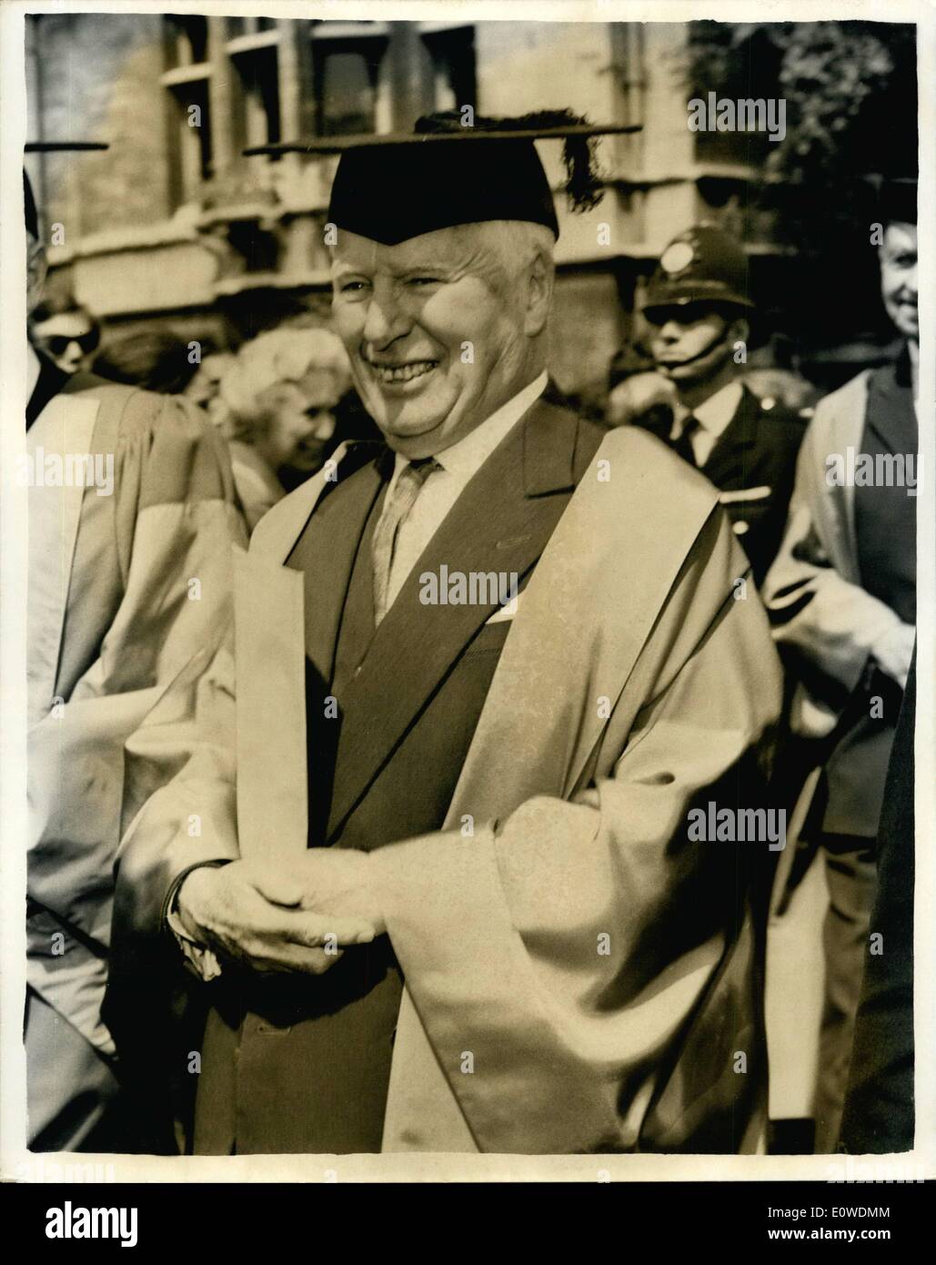 6. Juni 1962 - erhält Charlie Chaplin Ehrendoktor in Oxford. Schauspieler-Produzent Charlie Chaplin erhielt heute die ehrenamtliche Grad of Doctor of Letters an der Oxford-Rathaus-Oxford. Keystone-Foto zeigt: Charlie Chaplin auf seinem Weg durch die Stadt während der Zeremonien in Oxford heute. Stockfoto