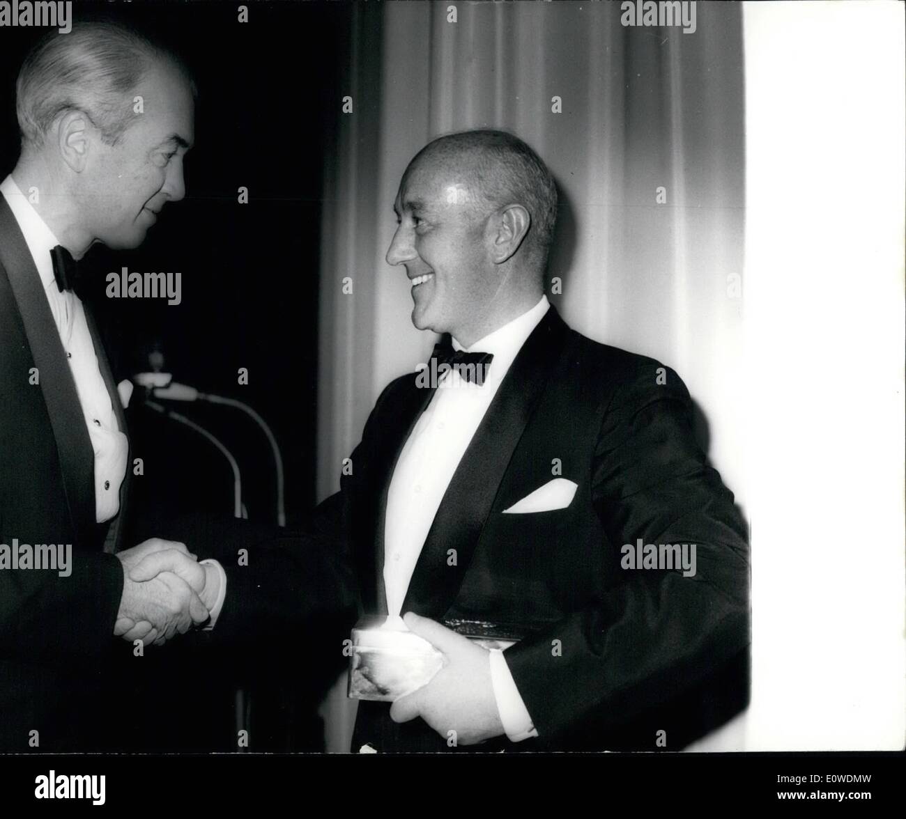 6. Juni 1962 - Selznick Lorbeer Goldpreis für Sir Alec Guinness: The Selznick Lorbeer-Goldpreis 1end war, heute 28.6.1962 Stockfoto