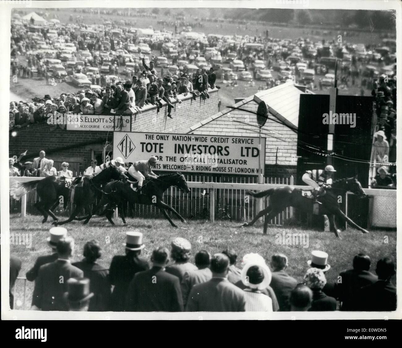 6. Juni 1962 - sensationelle Derby 1962: Die 1962 Derby war gewann von 22-1 Larkspur of Ireland - und der 26 Teilnehmer sechs herrenlos, einschließlich der beliebten Hethersett und der Königin Jockey w.h. Carr, in einem der schlimmsten Unfälle in Epsom, heute gesehen. Eines der Pferde, König Canute, brach ein Bein ein in der Nähe der Unfallstelle zerstört werden musste: hinunter den Hügel in Richtung Tattenham Corner, sechs Stadien vor dem Ziel. Bild zeigt: Das Finish gefolgt Larkspur (N.Sellwood) zeigt, von Arcor (Poineelet), herrenlos Crossen und Le Cantilien (St Stockfoto