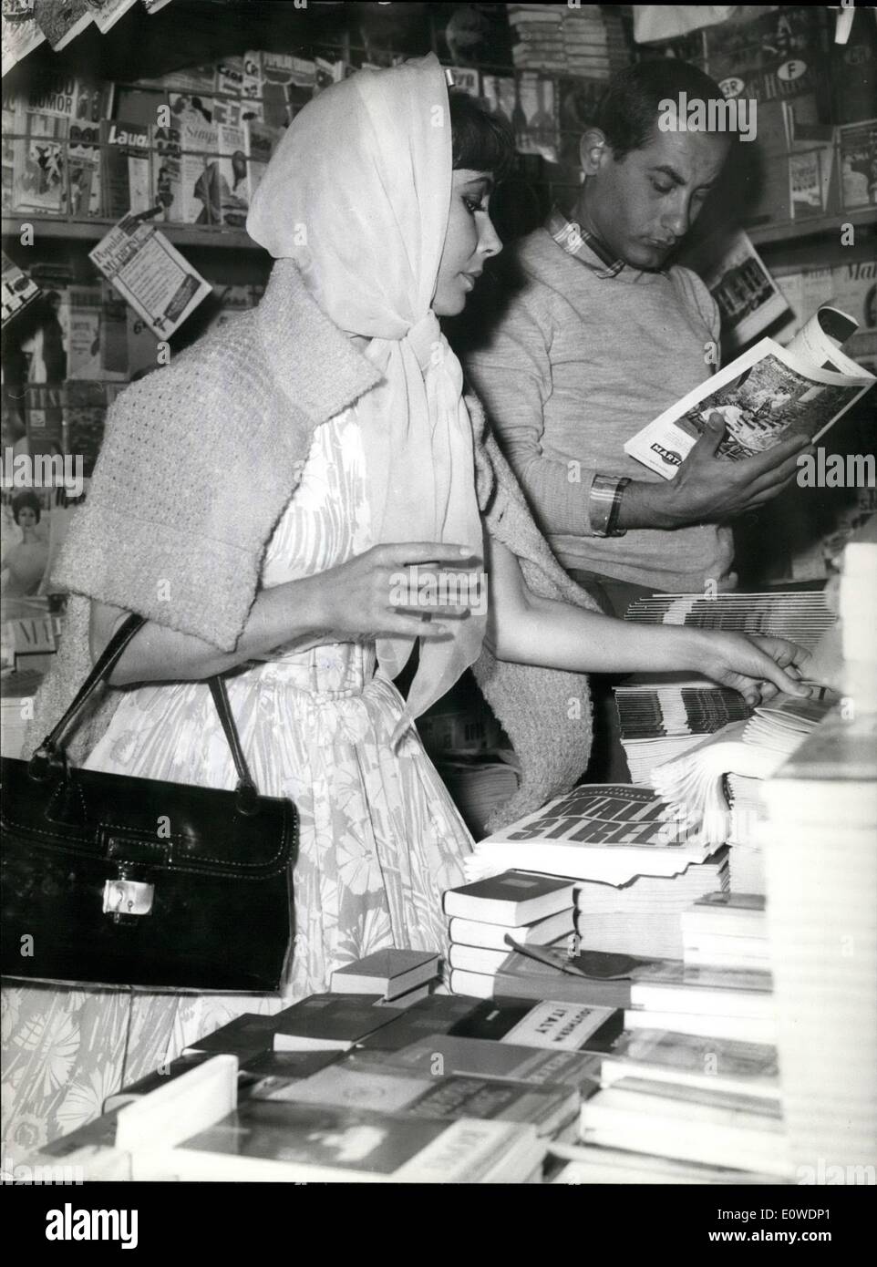 6. Juni 1962 - Rom: Liz Taylor und Richard Burton kam zur Nacht von Montecarlo, zurück, wo sie waren Gast von Curd Jürgens und seine Frau in ihrer Villa in Cap Ferrat, in via Veneto, beim Kauf von Zeitungen gesehen. Wie bereits erwähnt ist die berühmte Schauspielerin in Schwierigkeiten mit den Fiscus. Der "Internal Revenue'' Fall. Die Schauspielerin erschien so schön wie nie sie war glücklich und kein Grund zur Sorge der Gerüchte über ihr sentimental Leben scheinen. Stockfoto 6. Juni 1962 - Rom: Liz Taylor und Richard Burton kam zur Nacht von Montecarlo, zurück, wo sie waren Gast von Curd Jürgens und seine Frau in ihrer Villa in Cap Ferrat, in via Veneto, beim Kauf von Zeitungen gesehen. Wie bereits erwähnt ist die berühmte Schauspielerin in Schwierigkeiten mit den Fiscus. Der "Internal Revenue'' Fall. Die Schauspielerin erschien so schön wie nie sie war glücklich und kein Grund zur Sorge der Gerüchte über ihr sentimental Leben scheinen. Stockfoto