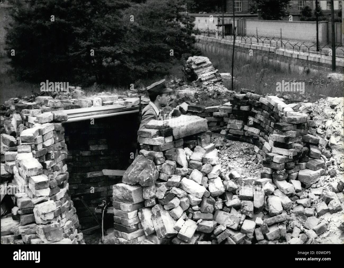 6. Juni 1962 - Stein Dämme für West-Berliner Polizist.: auf der West-Berliner Sektorengrenzen war heute (20.6.1962) Stein Dämme zu bauen, um den Polizisten vor der fährt die Volkspolice zu schützen. Foto zeigt einen West-Berliner Polizisten in einem Stein-Damm in der Wilhelm Straße im Bezirk Kreuzberg. Stockfoto