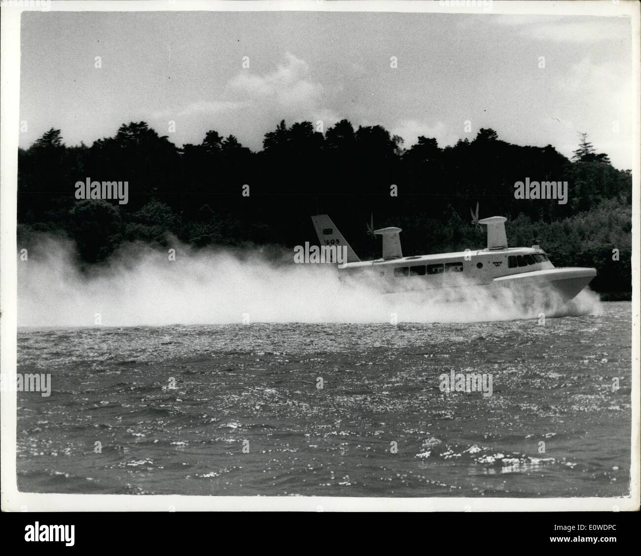 6. Juni 1962 - Bus-Studien zeigen: Die 25-Tonnen Saunders-Roe N2 schweben Bus begann Probefahrten heute auf dem Solent von Cowes, Isle Of Wight. Es ist der Nachfolger der Trail-Blagging SRN1, die die historischen Kanal Kreuzung durchgeführt. Eine Testversion Busverbindung könnten bald mit der N2 ausgeführt werden, die bei 80 km/h auf einem Fuß hohe Luftpolster und Sitze 66 Passagiere reisen. Foto zeigt eine Gesamtansicht des Busses schweben mit Geschwindigkeit. Beschlagen der Isle Of Wight im Hintergrund. Stockfoto