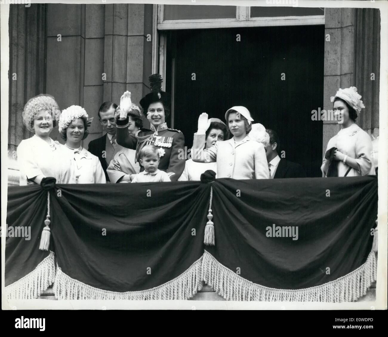6. Juni 1962 - Wachen Prinz Andrew auf dem Balkon der königlichen Familie, darunter kleine Prinzen Andrew, auf dem Balkon des Buckingham Palace während der Vorbeiflug des Raf-Kampfjets, die folgten, die trooping die Farbe Zeremonie auf Pferd Parade heute, offiziellen Geburtstag und 9. Jahrestag ihrer Krönung der Königin. links nach rechts. Königin-Mutter, die Königin, Prinzen Andrew, Prinzessin Alexandra, Prinzessin Anne und Prinzessin Margaret, Herzogin von Kent, Herzog von Kent, Prinzessin Marina (versteckt) Stockfoto