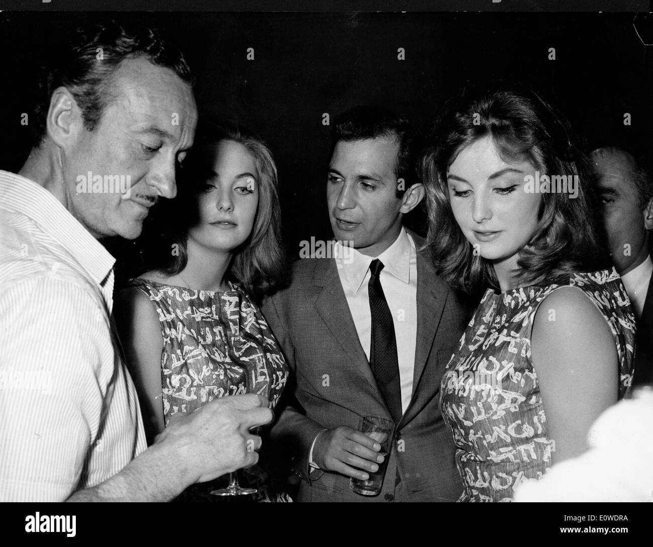 Schauspieler David Niven auf einer Cocktailparty für den Film "The Captive Town" Stockfoto