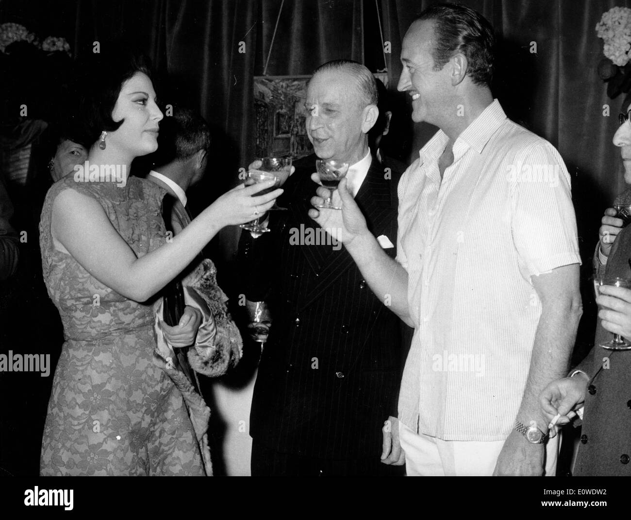 Schauspieler David Niven auf einer Cocktailparty für den Film "The Captive Town" Stockfoto