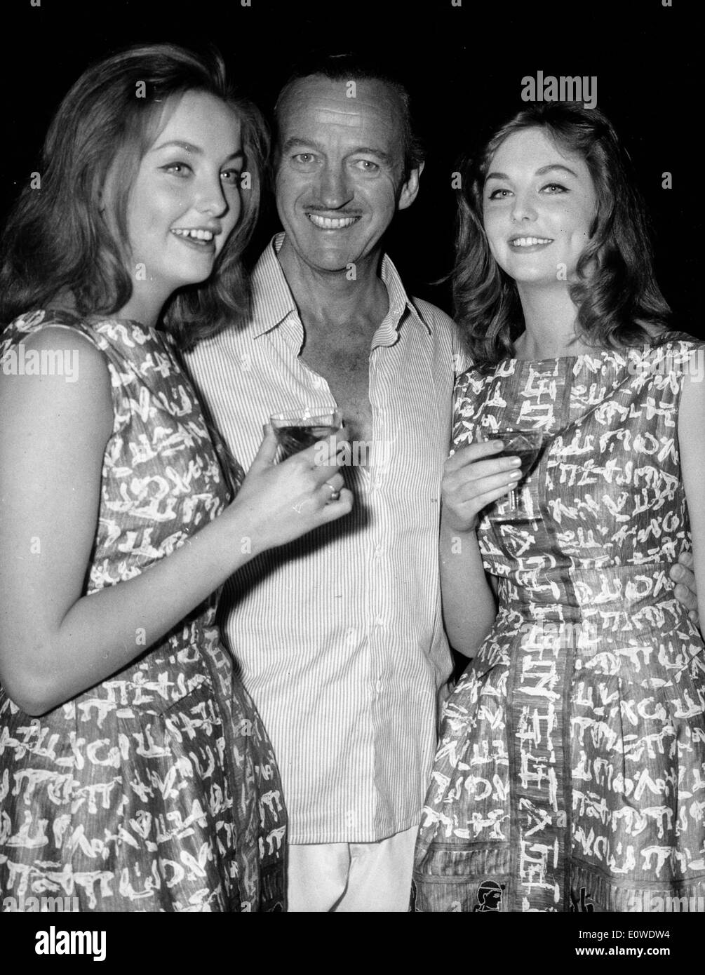 Schauspieler David Niven auf einer Cocktailparty für den Film "The Captive Town" Stockfoto